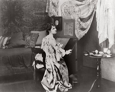 Eulabee Dix à sa table de travail dans son appartement du Carnegie Hall (1903)