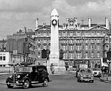 The memorial seen in the early 1960s, after the demolition of the Euston Arch and shortly before the redevelopment of the station Euston old Station entrance no arch geograph-2991077-by-Ben-Brooksbank (cropped).jpg