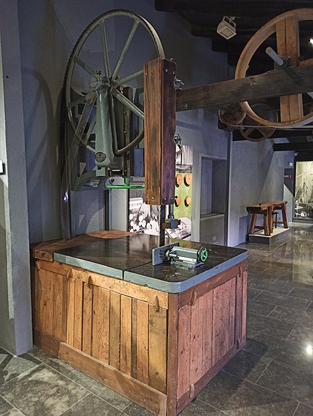 File:Expositor serra Museu Etnològic del Montseny 2022.jpg