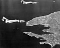 Deux F9F-8P du VFP-62 survolant Malte en 1958.