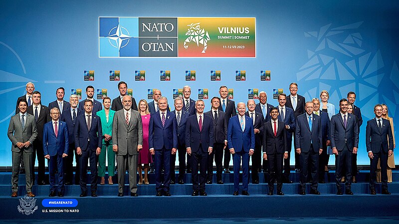 File:Family photo of the 2023 Vilnius Summit.jpg