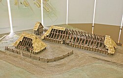 Model Hofwurta na Feddersen-Wierde s dlouhým stabilním domem, sýpkou a stájí pro dobytek