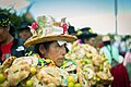 Sombrero de pan con billetes y flores