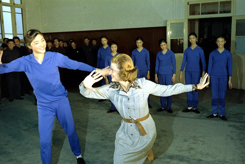 File:First Lady Betty Ford dances with a Chinese student - NARA - 7062593.jpg