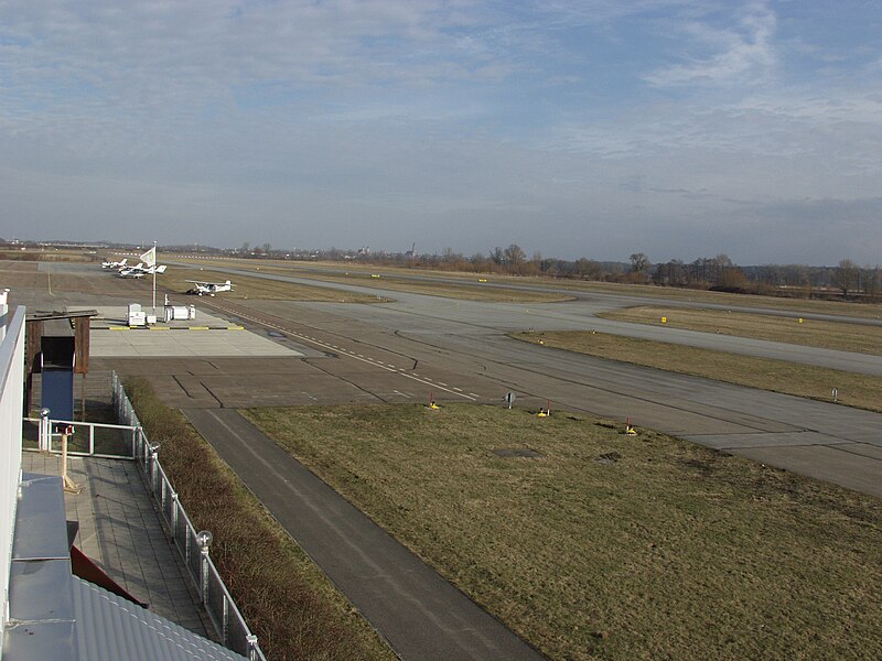 File:Flugplatz Straubing EDMS.JPG