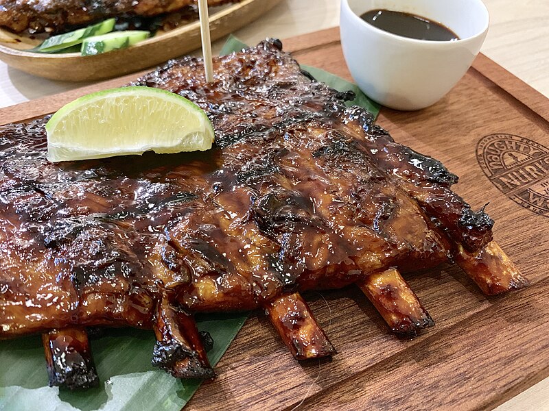 File:Food 招牌醬烤豬肋排, 沙嗲串燒, 參巴火山海鮮炒飯, 椰香石榴雞肉沙拉, 刁廚紐利台灣店, Naughty Nuri's Taiwan, 峇里島餐廳, 台北, 台灣, Taipei, Taiwan (32100927547).jpg