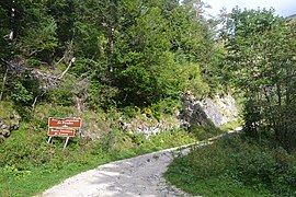 Panneaux de la route forestière de L'Ourza et de la forêt domaniale de Prades.
