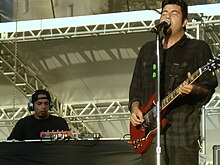 Frank Delgado (à gauche) et Chino Moreno (à droite) durant un concert en 2009.