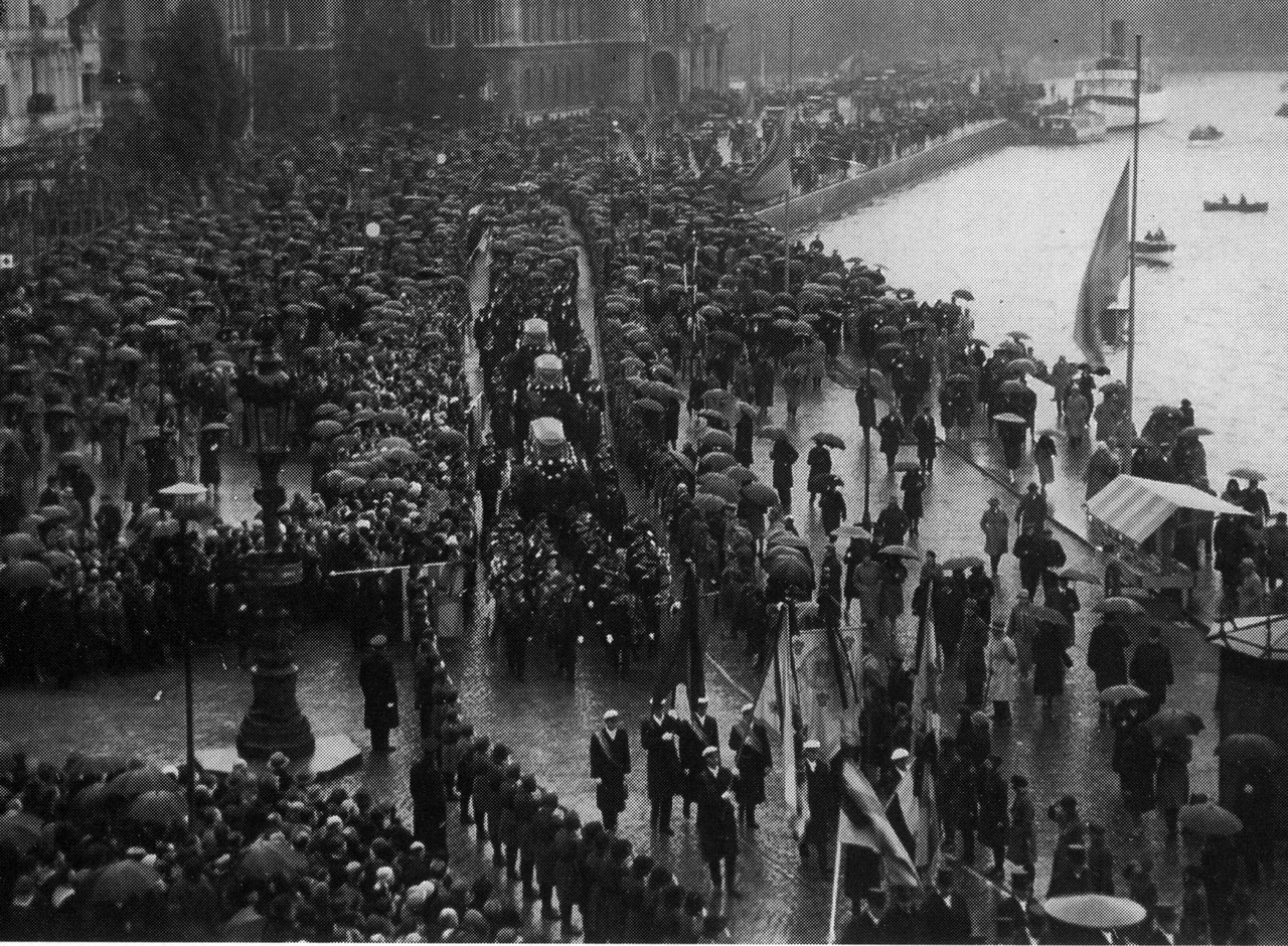 File:Funeral of Salomon August Andrée.png -
