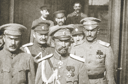 Генерал Корнилов и его военный персонал. Савинков — крайний слева