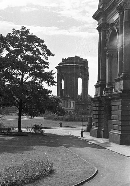 File:Georg-Treu-Platz, jobbra a Képzőművészeti Főiskola (Hochschule für Bildende Künste), szemben a Miasszonyunk-templom (Frauenkirche) romjai. Fortepan 30014.jpg