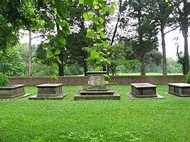 Надгробие Джона Вашингтона (в центре) на фамильном кладбище Вашингтонов в Бриджес-Крик.