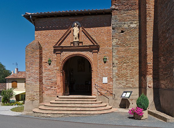 Français : Entrée de l'église de Giroussens. English: Giroussens church entry.