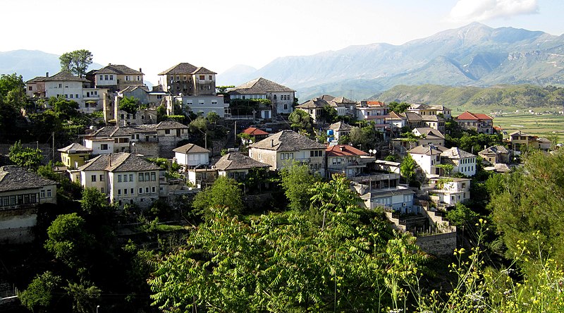 File:Gjirorkastra zählt seit 2005 zum Unesco-Weltkulturerbe. - panoramio.jpg