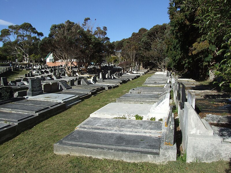 File:Graves karori cemetery Wellington.jpg