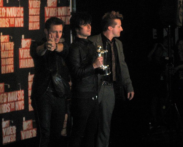Green Day, a power trio, at 2009 MTV Video Music Awards: From left to right: Bassist Mike Dirnt, singer/guitarist Billie Joe Armstrong, and drummer Tr