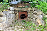 Lëtzebuergesch: Nogebaute Kallekuewen zu Greiweldeng beim Lavoir.