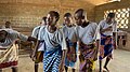 Groupe d'enfants exécutant une danse traditionnelle au Bénin 13