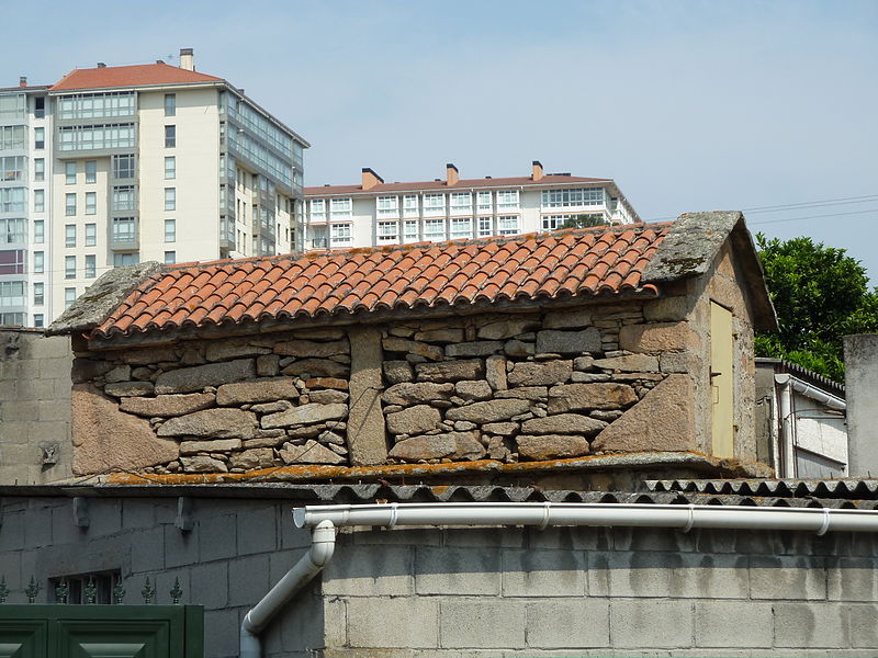 File:Hórreo, Feáns, A Coruña.JPG