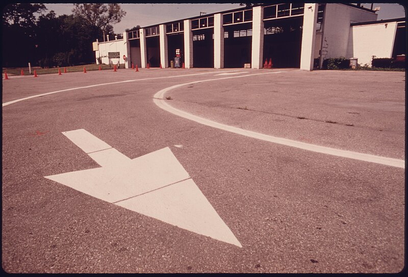 File:HAMILTON COUNTY AUTO EMISSION INSPECTION STATION IN THE VILLAGE OF NEWTOWN, OHIO. FORMERLY WAS OPERATED AS AN AUTO... - NARA - 557826.jpg