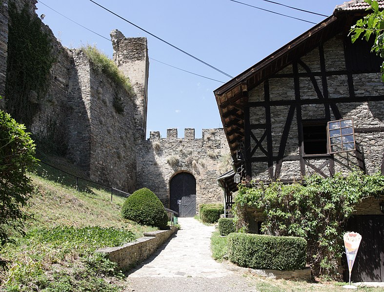 File:Hardegg - castle Hardegg, courtyard.jpg