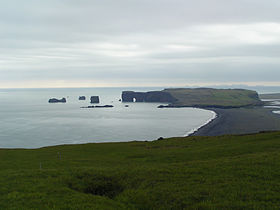 Pohled na Dyrhólaey z Reynisfjall na východ.