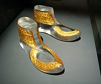 Zlati čevlji na plošči iz poglavarjevega groba v Hochdorfu, Nemčija, c. 530 pr. n. št.