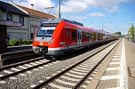 Hochheim am Main - Bahnhof Hochheim (Main) - auf Bahnsteig zu Gleis 1 - Richtung Wiesbaden (S-Bahn Rhein Main 430101) 16.5.2014.jpg