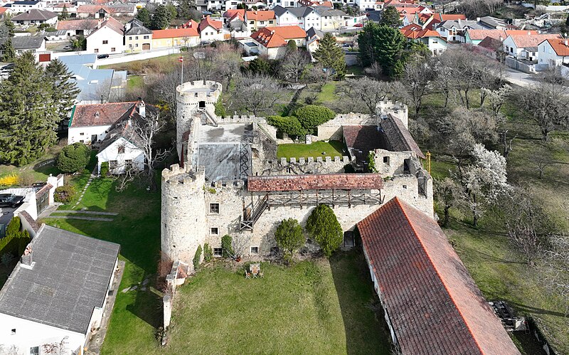 File:Hof am Leithaberge - Burgruine Turmhof.JPG