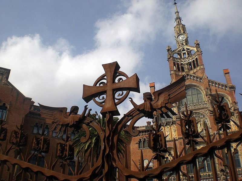 File:Hospital de la Santa Cruz y de San Pablo. Barcelona .- detalle de la verja de la entrada.JPG