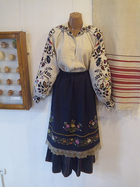 File:Hutsul national costume in Pysanka Museum in Kolomyia 3.jpg