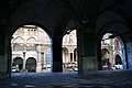 Sotto il portico / Beneath the arcades.