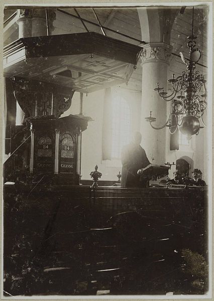 File:Interieur hervormde kerk met preekstoel, kaarsenkroon en enkele mensen - Geervliet - 20319190 - RCE.jpg