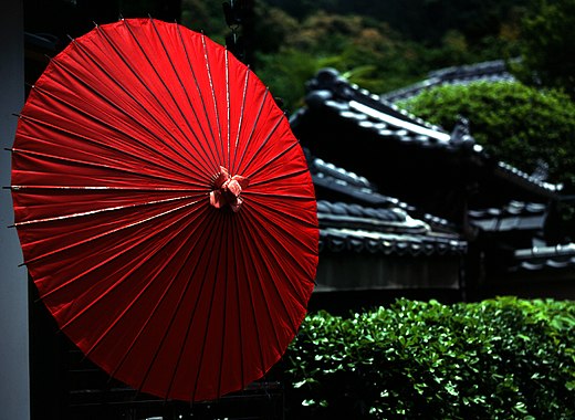 Typisch voorbeeld van Japanse eenvoud en esthetiek: een papieren parasol