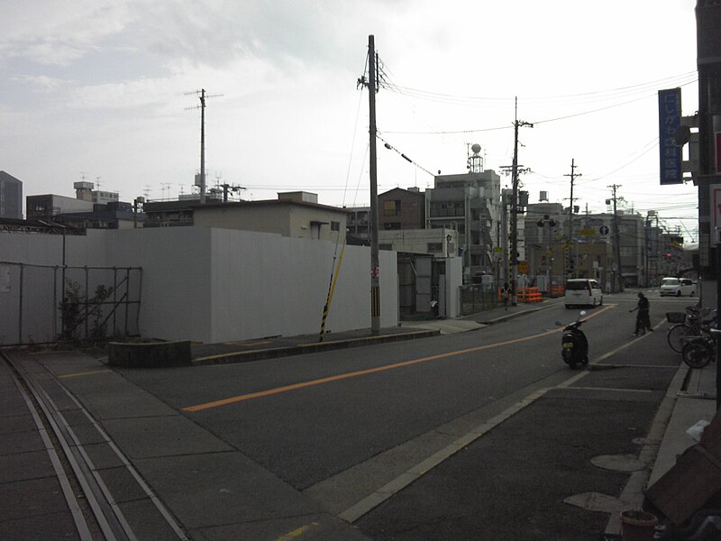 ファイル:JRW Sugimotocho station east entrance under construction 20110704.jpg