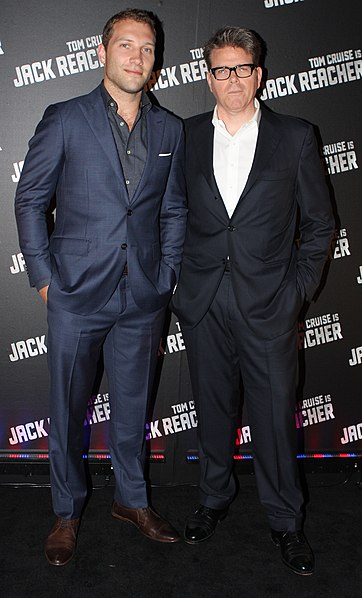 File:Jai Courtney, Christopher McQuarrie (8236678049).jpg