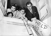 Mason and his family in 1957 in the television programme Panic!. From left: son Morgan, Mason's wife Pamela, daughter Portland and Mason.