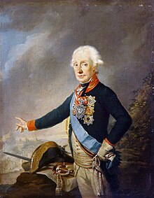 La peinture montre un homme aux cheveux blancs debout dans un uniforme bleu avec un col et des poignets rouges et une ceinture bleu clair.  Il fait un geste de la main droite vers une scène de bataille.  Son chapeau bicorne et son épée se trouvent sur une carte à côté de lui.