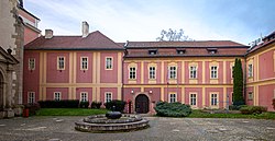 Budova kláštera augustiniánů kanovníků na Karlově
