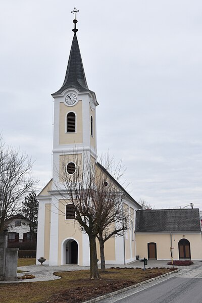 File:Kath Filialkirche Hl Dreifaltigkeit Heugraben 01.JPG