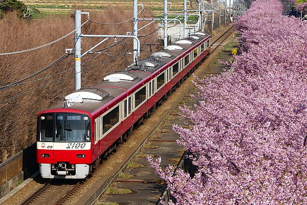 A Keikyu 2100 series EMU between Miurakaigan and Misakiguchi stations