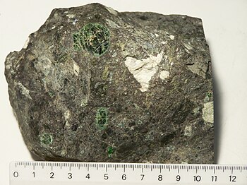 Kimberliet: Diep stollingsgesteente gevormd door gewelddadige uitbarsting van de mantel dat diamanten kan vervoeren