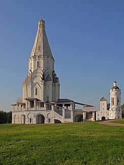 Kolomenskoe Ascension Church and the bell tower of the George Church.jpg