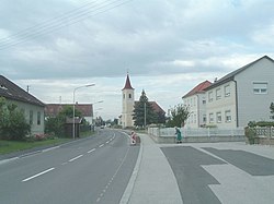 Sárosszék főutcája a templommal