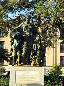 Estatua La protección y la viudez, situada en la plaza del Campillo del Mundo Nuevo.