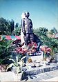 1995 : le 7 janvier, la statue est érigée à Savannakhet.