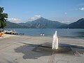 Promenada din Mondsee cu muntele Schafberg în fundal