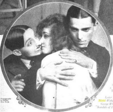 Lester Allen, Mabel Withee en George White, in een omhelzing, uit Scandals of 1919.