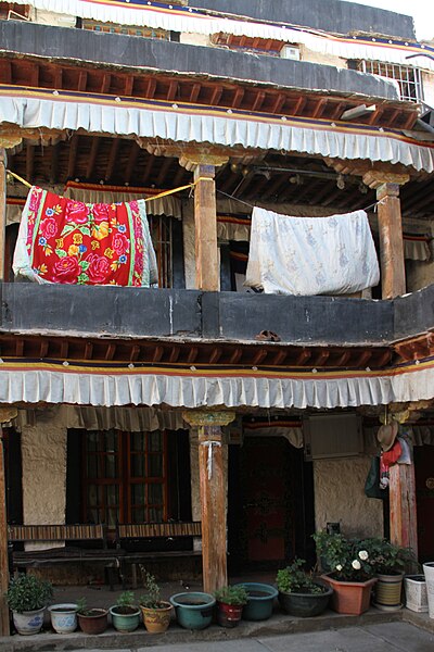 File:Lhasa-Ramoche-08-Wohnhof-2014-gje.jpg
