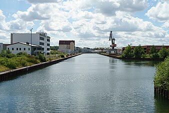 Blick über den Lindener Hafen von der Kanalbrücke der Straße „Eichenbrink“ aus.